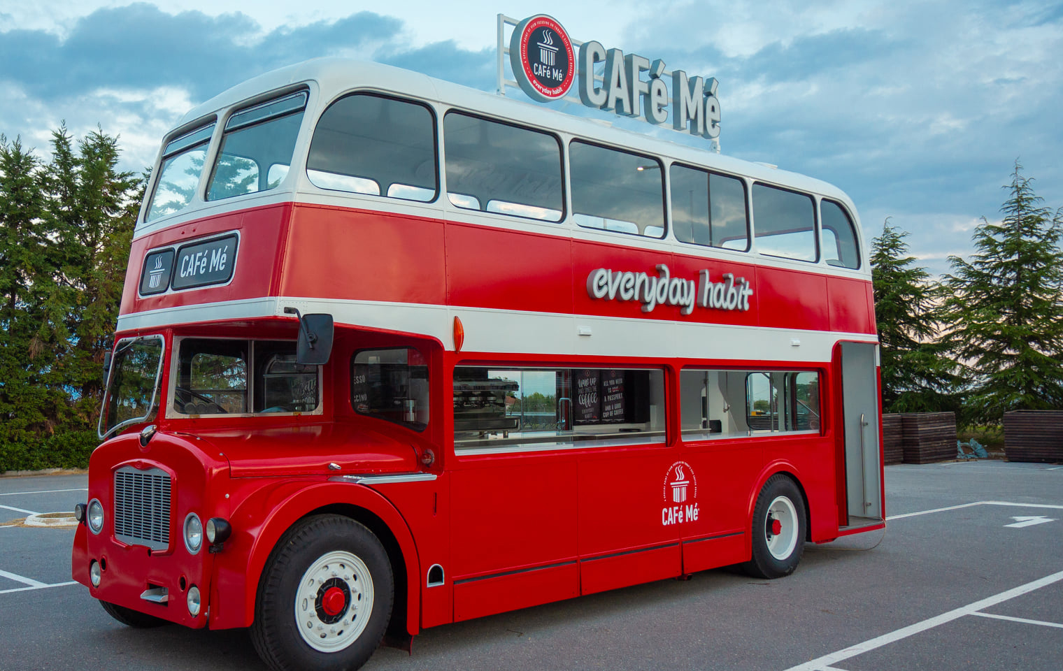 Cafe Me Chloraka Red Bus